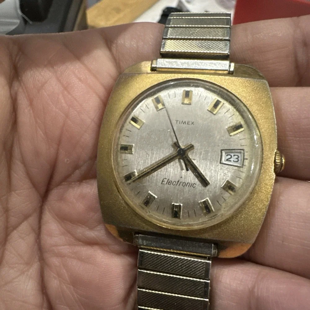 Works Vintage Timex Electronic TV Box 37mm Quartz Gold Tone Mens Watch Fit 8in
